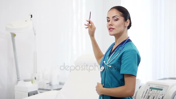 Όμορφη μελαχρινή γυναίκα ιατρική εργαζόμενος — Αρχείο Βίντεο