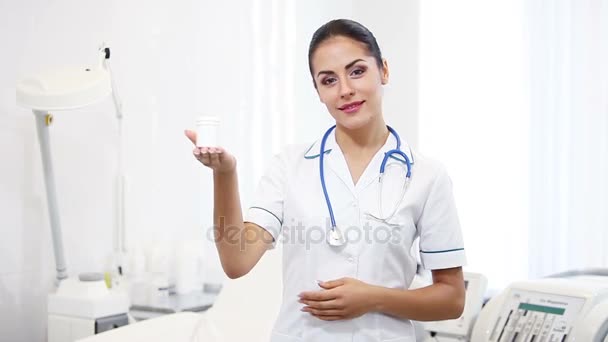 Beautiful brunette woman medical worker — Stock Video