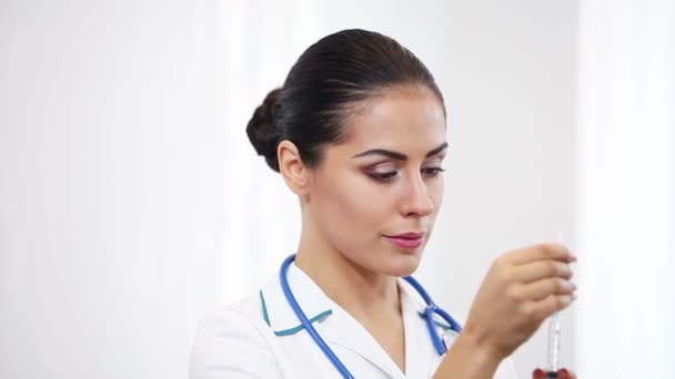 Gyönyörű barna nő orvosi munkavállaló — Stock videók