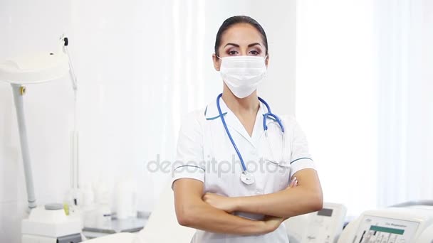 Schön brünette frau mediziner arbeiter — Stockvideo