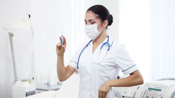 Красива брюнетка жінка медичний працівник — стокове відео