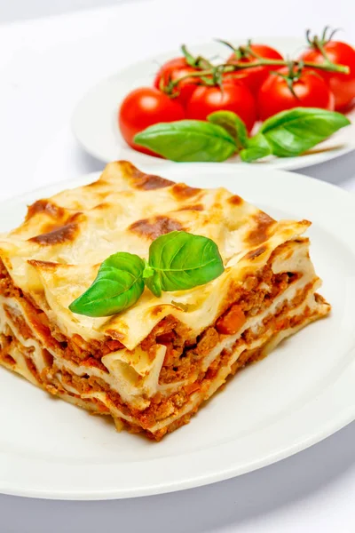 Portion de lasagnes savoureuses isolées sur blanc — Photo