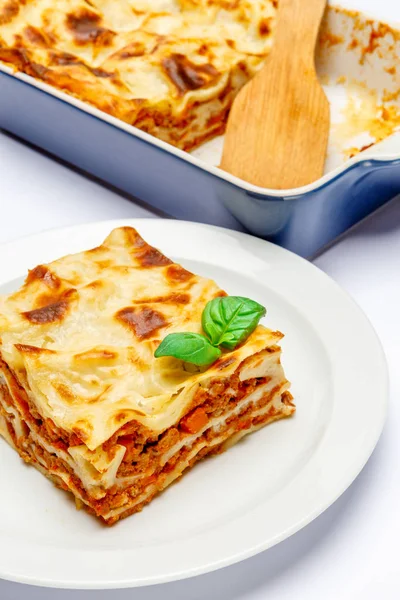 Ízletes lasagna elszigetelt fehér része — Stock Fotó