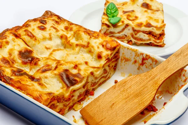 Andel av velsmakende lasagne isolert på hvitt – stockfoto