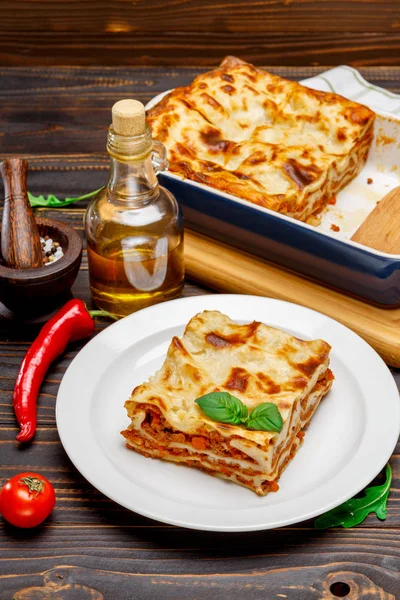 Portion leckere Lasagne auf Holzboden — Stockfoto