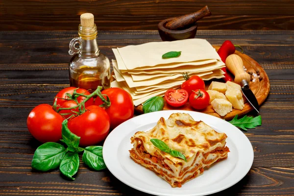 Portion de lasagnes savoureuses sur fond en bois — Photo