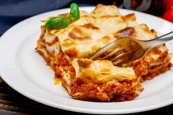 Porzione di lasagna primo piano su backgound in legno — Foto Stock