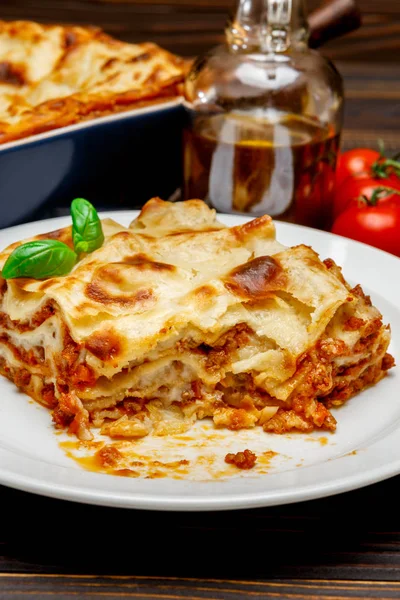 Porzione di lasagna primo piano su backgound in legno — Foto Stock