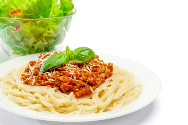 Spaghetti bolognese su piatto bianco — Foto Stock