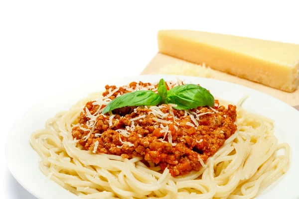 Espaguete bolonhesa em uma placa branca — Fotografia de Stock