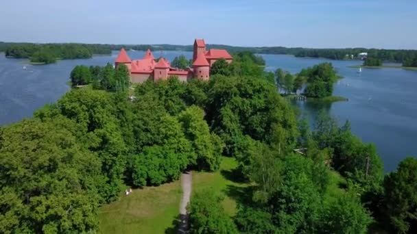 Литва Тракайский замок на озере видео — стоковое видео