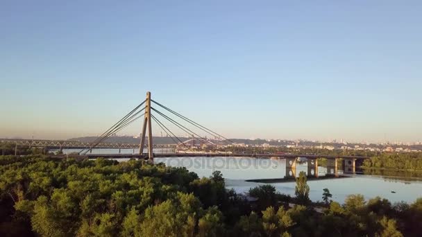 Film z mostu o zachodzie słońca w Kijów, Ukraina — Wideo stockowe