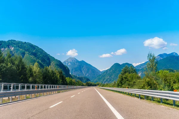 Carretera de campo en los Alpes europeos — Foto de Stock