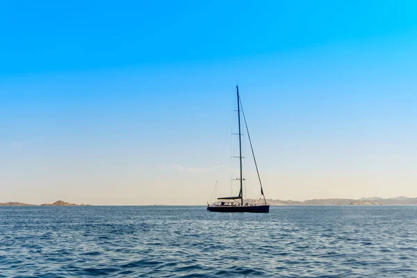 Jacht-Sardinia-sziget közelében — Stock Fotó