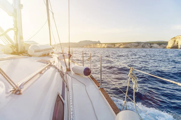Jacht w pobliżu wyspy Sardynii — Zdjęcie stockowe
