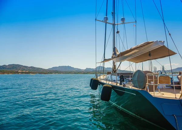 Jachtverhuur in de buurt van Sardinië eiland — Stockfoto