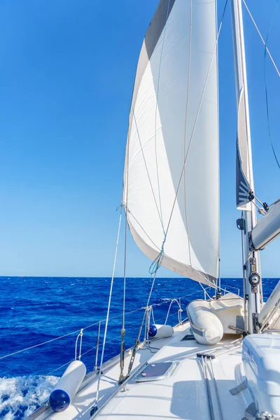 Jacht w pobliżu wyspy Sardynii — Zdjęcie stockowe