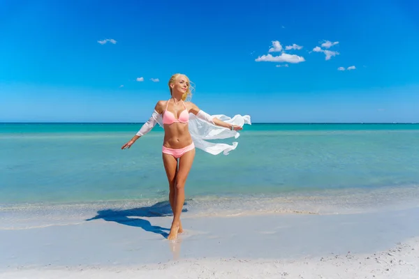 Mulher loira bonita na praia — Fotografia de Stock