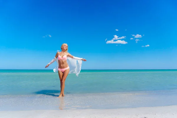 Bella donna bionda sulla spiaggia — Foto Stock