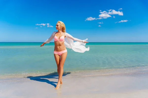 Mulher loira bonita na praia — Fotografia de Stock