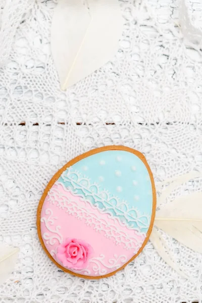 Красиве глазуроване великоднє печиво — стокове фото