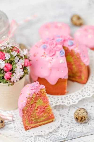 Bolo de Páscoa tradicional e cupcakes — Fotografia de Stock