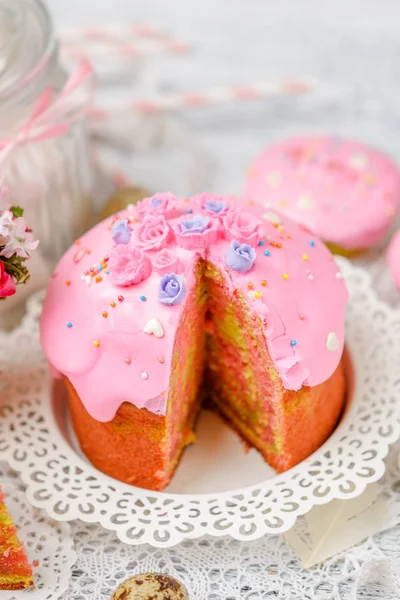 Bolo de Páscoa tradicional e cupcakes — Fotografia de Stock