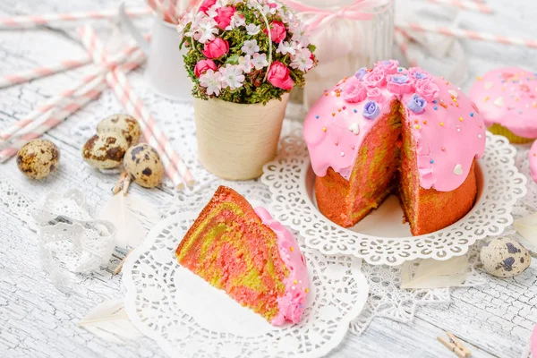 Traditioneller Osterkuchen und Cupcakes — Stockfoto