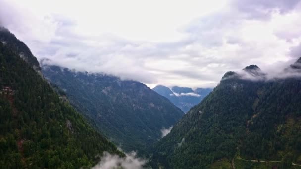 Drone widok z lotu ptaka - latające nad Alpy, Austria — Wideo stockowe