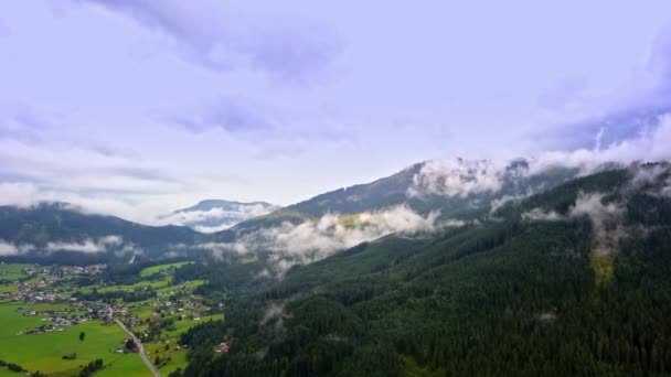 Drone widok z lotu ptaka - latające nad Alpy, Austria — Wideo stockowe