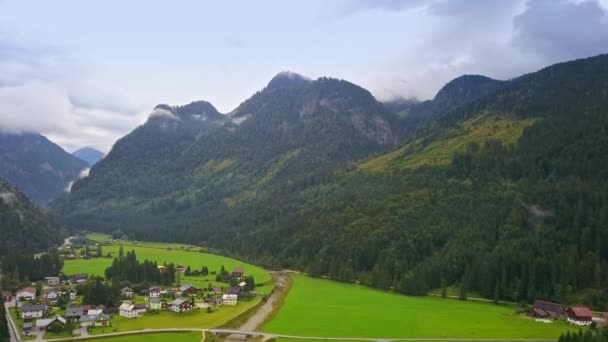 Vista aérea de drones - sobrevoando Alpes, Áustria — Vídeo de Stock
