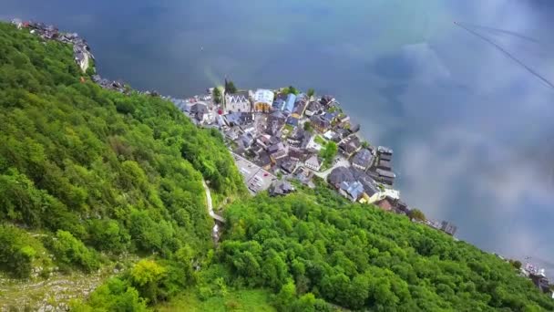 Vista aérea de aviones no tripulados - sobrevolando Hallstatt, Austria — Vídeo de stock