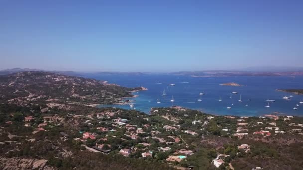 Drone відео - летить над Порто Черво Марина - Сардинія — стокове відео