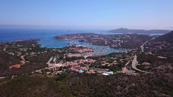 Drone videóinak - Porto Cervo kikötő felett repülő - Sardinia — Stock videók