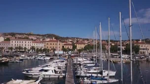 Drone video - sobrevolando el puerto deportivo de La Maddalena - Cerdeña — Vídeo de stock