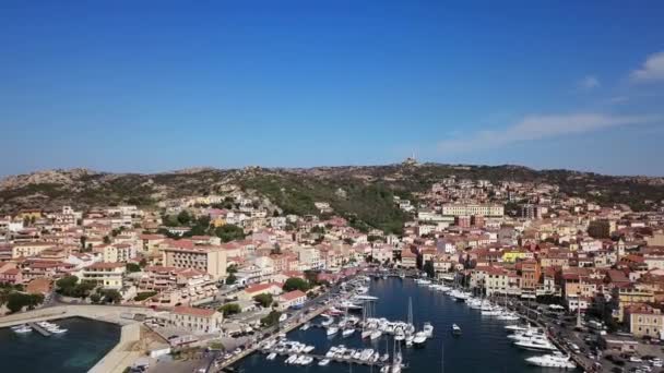 Drone vídeo - sobrevoando La Maddalena marina - Sardenha — Vídeo de Stock