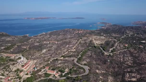 Drone vídeo - sobrevoando La Maddalena marina - Sardenha — Vídeo de Stock