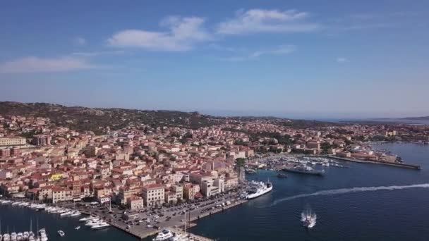 Drone video - sobrevolando el puerto deportivo de La Maddalena - Cerdeña — Vídeo de stock