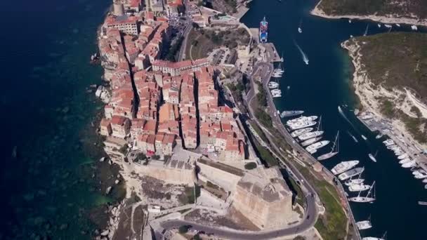 無人ビデオ - - コルシカ島のボニファシオ マリーナ上空を飛行 — ストック動画