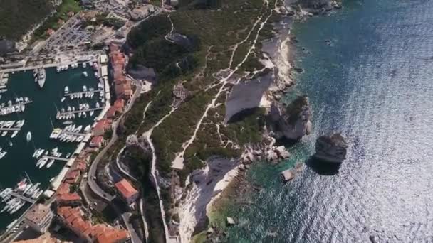 Drone wideo - latające nad Bonifacio marina - Corsica — Wideo stockowe