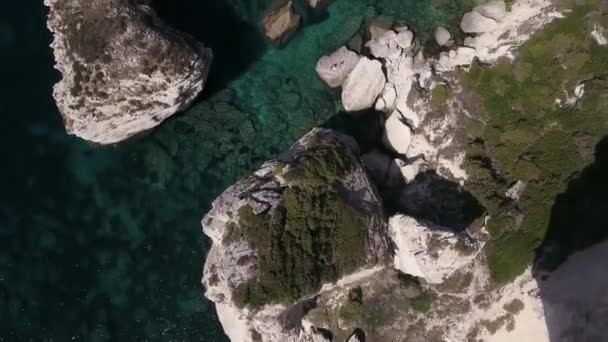 無人ビデオ - - コルシカ島のボニファシオ マリーナ上空を飛行 — ストック動画