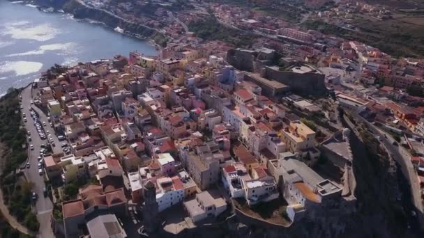 Drone video - volando sobre la ciudad de Castelsardo - Cerdeña — Vídeo de stock