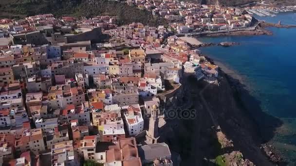 Drone βίντεο - πετώντας πάνω από την πόλη σε Castelsardo - Σαρδηνία — Αρχείο Βίντεο