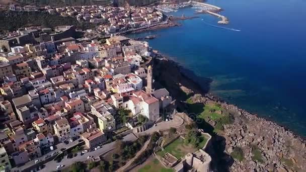 Drohnenvideo - Überflug der Stadt Castelsardo - Sardinien — Stockvideo