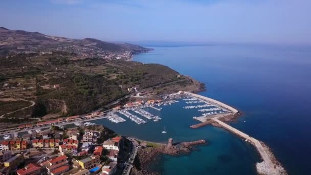 Видео беспилотника - пролет над городом Кастельсардо - Сардиния — стоковое видео