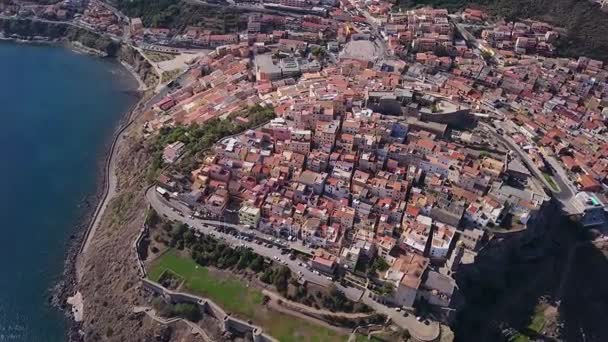 Hukot video - létání nad městem Castelsardo - Sardinie — Stock video