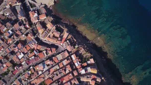 Castelsardo kent - Sardunya üzerinde uçan uçak video- — Stok video