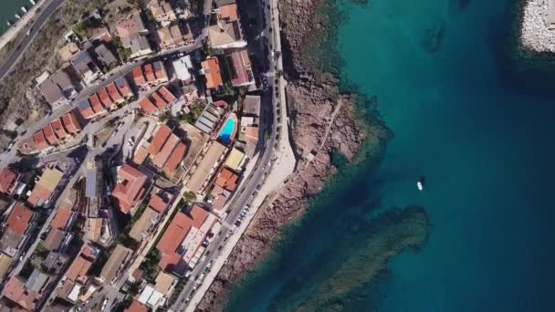 Vídeo Drone - sobrevoando a cidade de Castelsardo - Sardenha — Vídeo de Stock