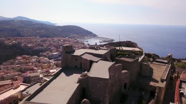 Drone video - flyger över Castelsardo city - Sardinien — Stockvideo