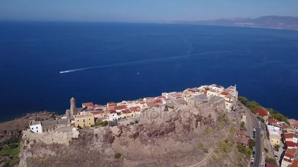 Drone video - volando sobre la ciudad de Castelsardo - Cerdeña — Vídeos de Stock